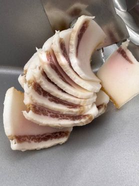Сало з прослойками м'яса солене (нарізка) 150 г